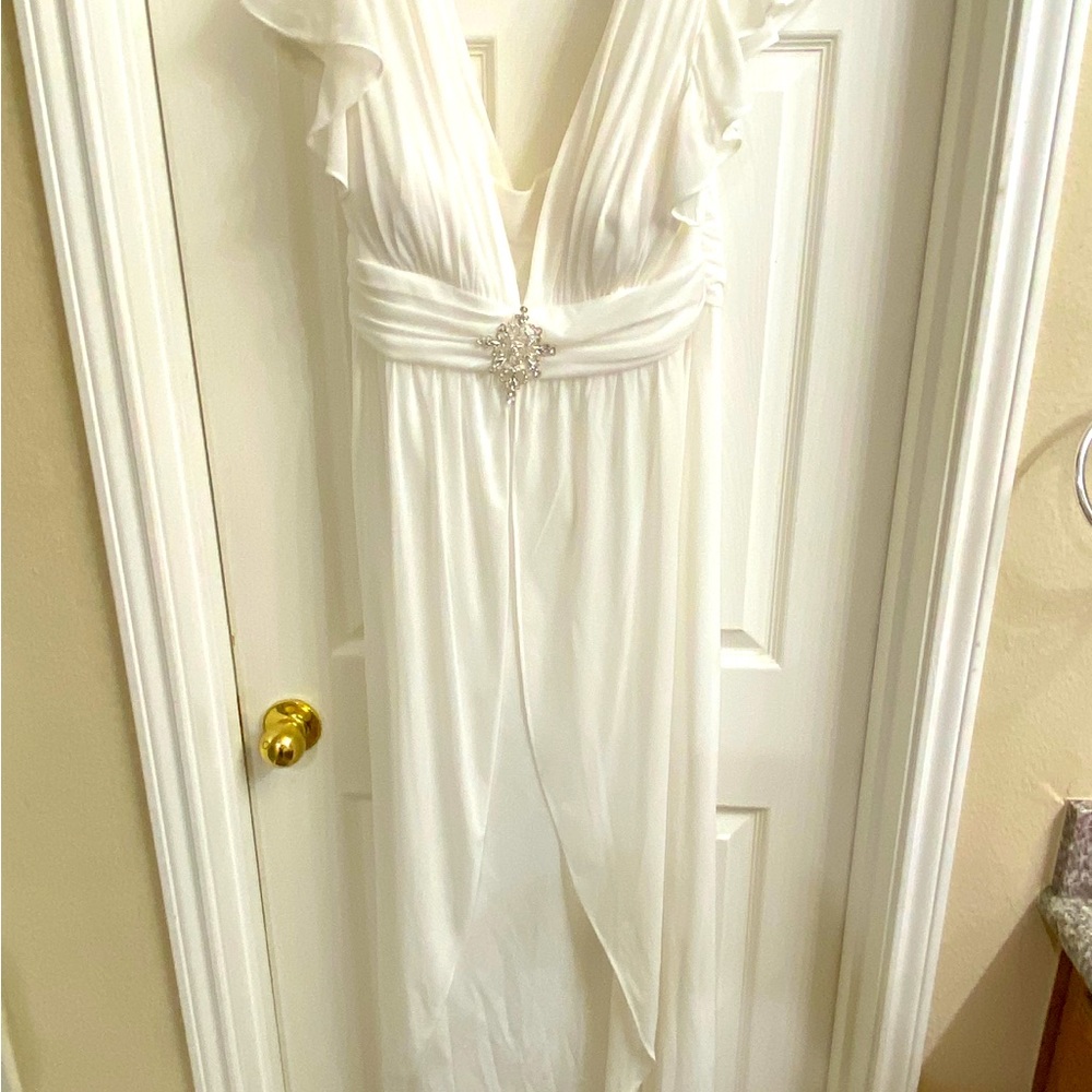 Beautiful Formal white gown, floor length. Size 1X.
